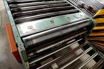 42" WIDE x 100' ROACH POWER DRIVEN ROLLER / BELT CONVEYOR, WITH VFD DRIVE: YOBRO #24712