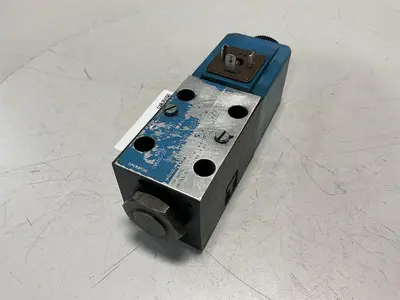 USED VICKERS DG4V-3-22A-M-U-HL-7-60