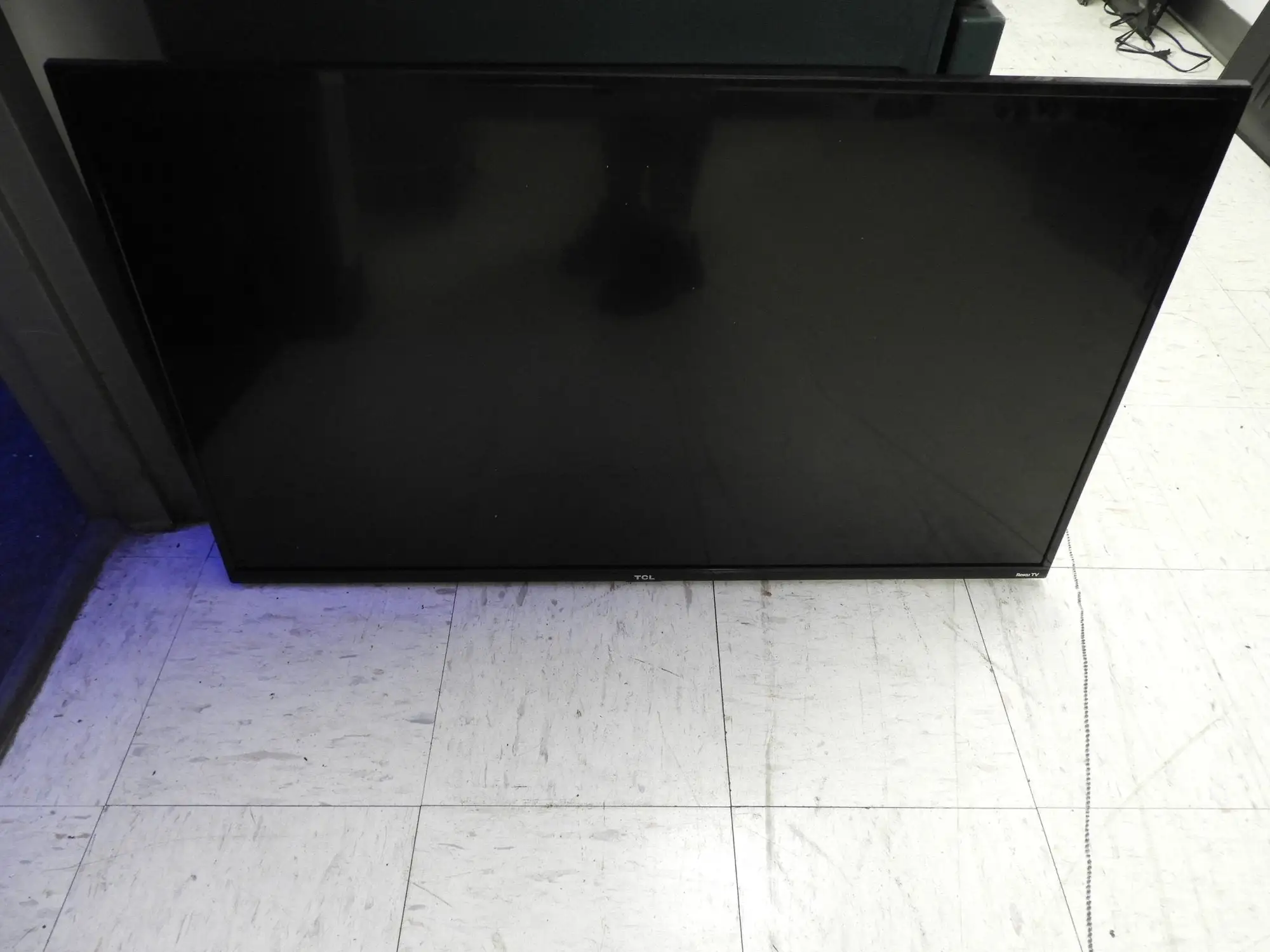 Used Hitachi Used Hitachi 43R80 43" 4K Ultra HD LCD TV with Wall Mount TVs Illinois US | Falcon Restaurant Supply #1375890