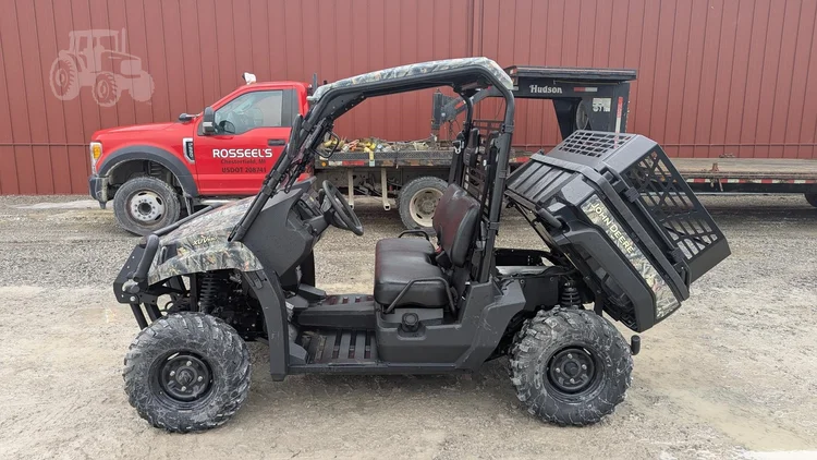 Used 2012 JOHN DEERE GATOR XUV 550 Utility Tractors | Rosseel's Equipment Inc #720646
