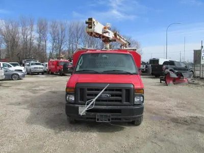 Used 2016 FORD E 350 Bucket (boom) trucks Manitoba CA | Conquest Truck & Auto Sales #1421323
