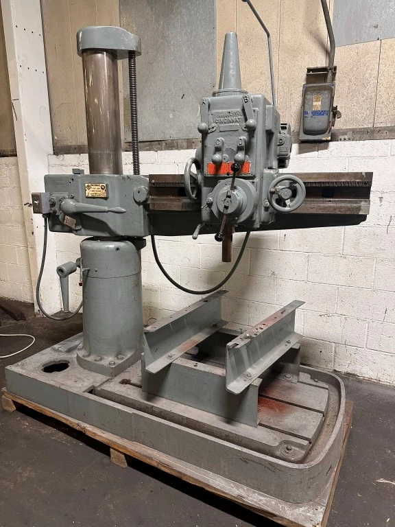 CINCINNATI 3'7" RADIAL DRILL