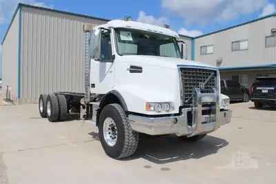 Used 2019 VOLVO VHD104B200 Cab Chassis trucks Texas US | Roll Off Truck World #1492007
