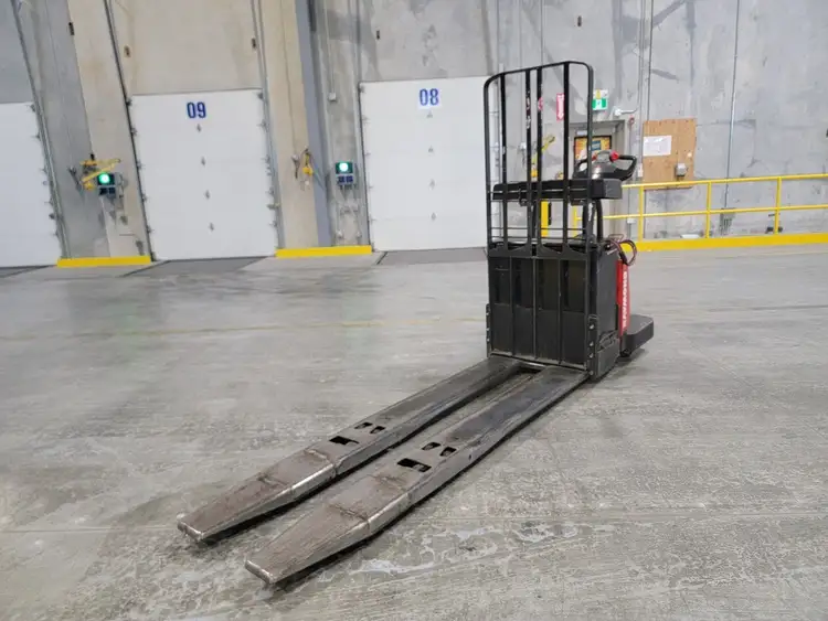 Used RAYMOND 8410 Pallet Jacks British Columbia CA | Lenmark #237720