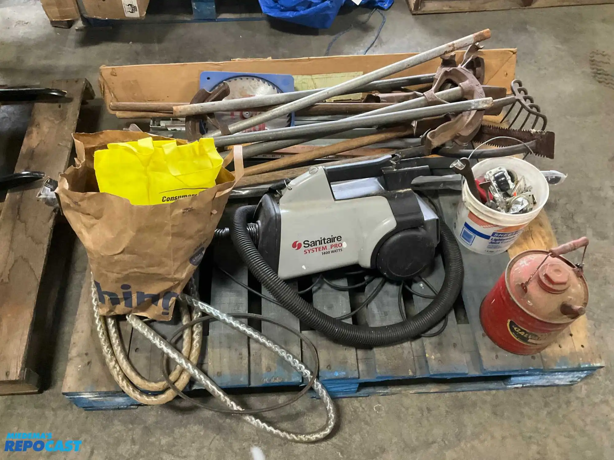Skid lot of misc. garage items includes: galvanized can, Sanitaire system pro 1400watts, green...