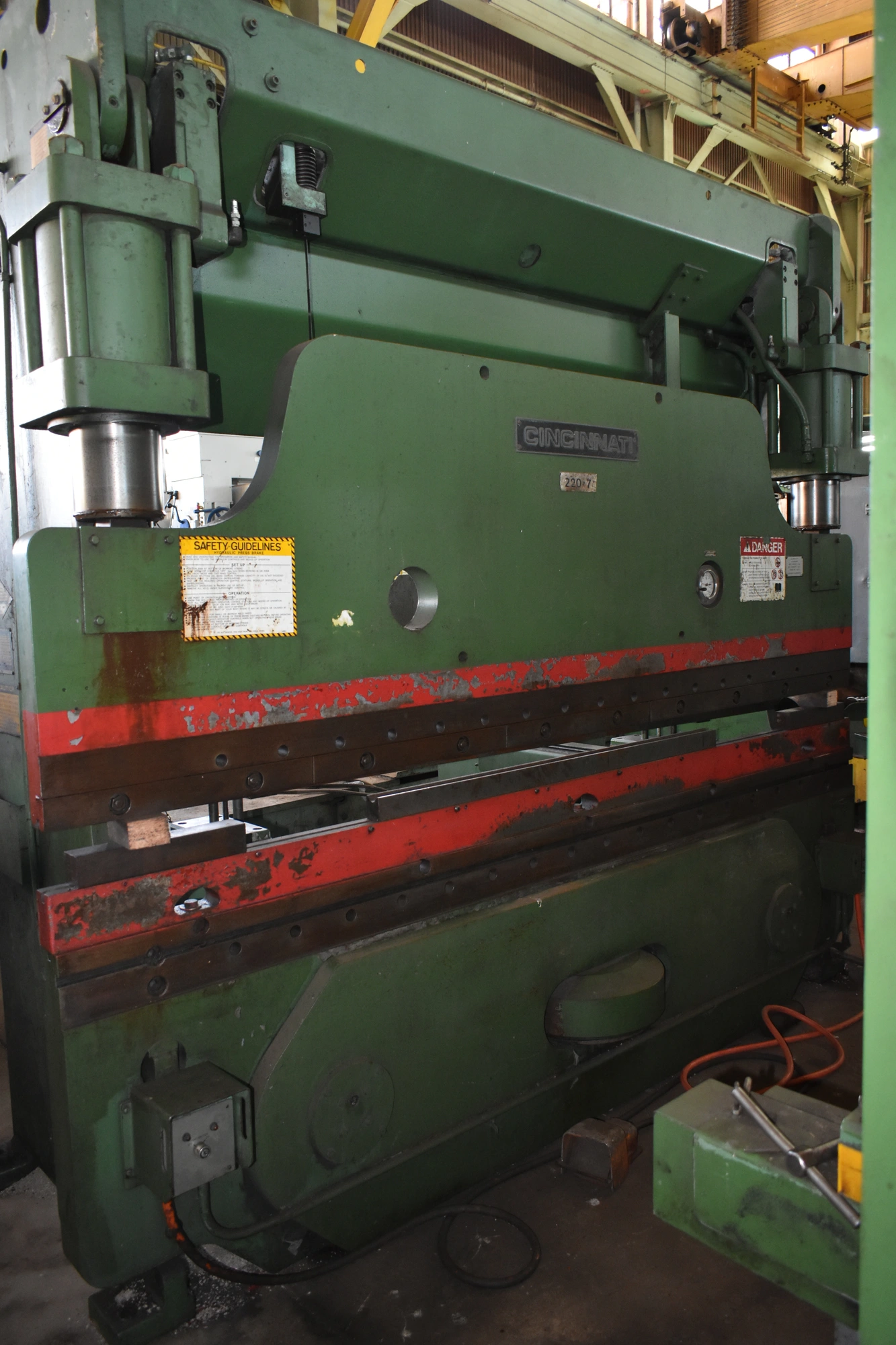 10' CINCINNATI-INC 135-TON "135ASX8 AUTOSHAPE" CNC HYDRAULIC PRESS BRAKE w/AUTOSHAPE 2-AXIS CNC BACK GAUGE - CROWNING
