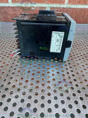 USED HONEYWELL DC3200-CB-300R-200-10000-E0-0 CONTROLLER 90-250 VAC
