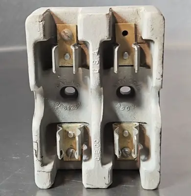 General Eletric 8423-7 Catridge Fuseholder double pole mainline. Loc4A4