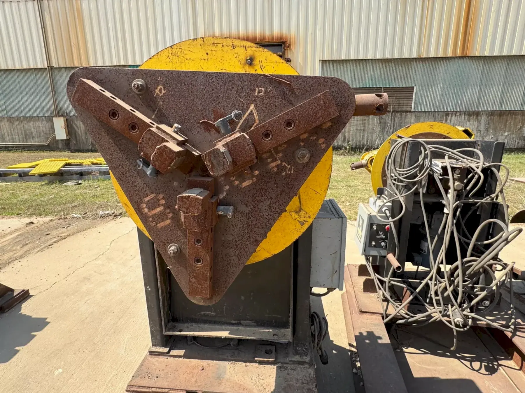 1,250 LB STINGER MODEL #P-1250 PIPE WELDING POSITIONER WITH 30" GRIPPER CHUCK: YOBRO #25216