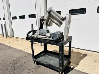 USED PATTERSON-KELLEY 16 QUART TABLEP-TOP LAB V-BLENDER