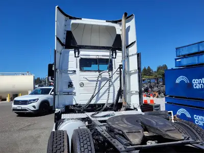 USED 2017 VOLVO VNL64T300