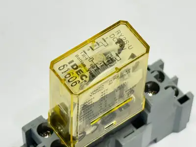 SY2S-05C,RY2S-U | IDEC SY2S-05C Relay Base w/ RY2S-U Relay 24VDC - Used