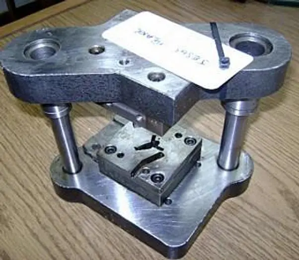 1633-390 Stamping Press Tool And Die To Make Jesus Blank